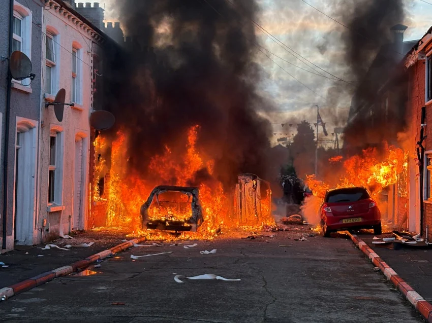 kerusuhan-meluas-di-irlandia-utara-rumah-dan-mobil-dibakar-eaj
