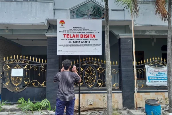 kpk-sita-rumah-bupati-pekalongan-fadia-arafiq-di-semarang-jvi
