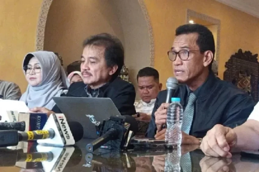 kronologi-penangkapan-roy-suryo-refly-untung-masih-sempat-salat-subuh-tapi-belum-mandi-tqs