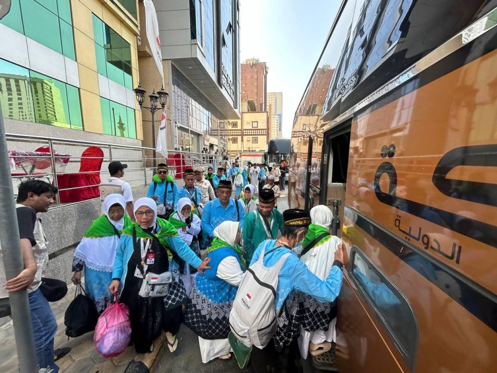 lambaian-tangan-ppih-iringi-5499-jemaah-haji-gelombang-kedua-tinggalkan-makkah-uxe