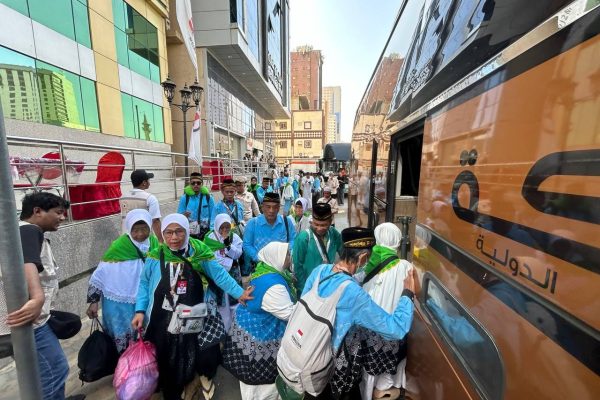 lambaian-tangan-ppih-iringi-5499-jemaah-haji-gelombang-kedua-tinggalkan-makkah-uxe