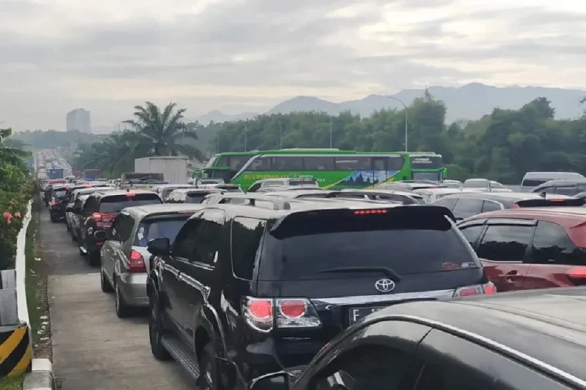macet-parah-pengendara-diminta-hindari-exit-tol-sentul-selatan-gdu