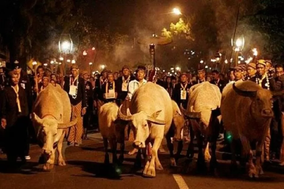 malam-1-suro-dan-muharram-sejarah-tradisi-serta-keutamaannya-dalam-islam-vze