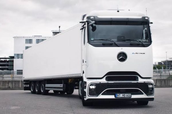 mercedesbenz-luncurkan-eactros-lowliner-truk-logistik-jarak-jauh-csn