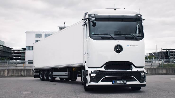 mercedesbenz-luncurkan-eactros-lowliner-truk-logistik-jarak-jauh-csn