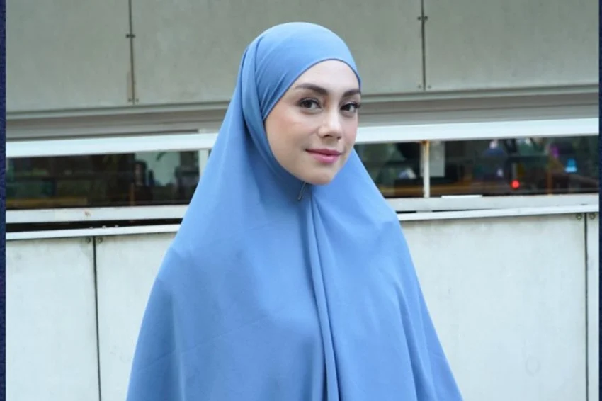 momen-celine-evangelista-bimbing-putrinya-belajar-wudhu-dan-salat-tuai-pujian-warganet-rtd
