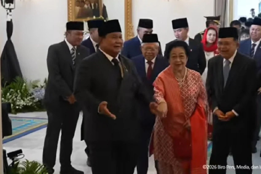 momen-hangat-prabowomegawati-tertawa-hingga-bergandeng-tangan-szt
