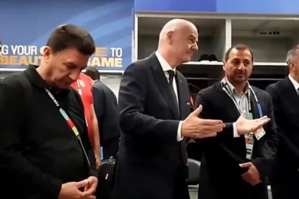 momen-menarik-presiden-fifa-masuk-kamar-ganti-timnas-iran-di-piala-dunia-2026-cyj