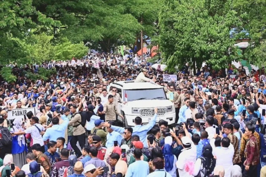 momen-riuh-di-gorontalo-massa-kompak-teriakkan-nama-seskab-teddy-di-depan-presiden-prabowo-pis