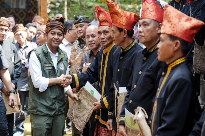 pemerintah-serahkan-sk-hutan-adat-jambi-hingga-bali-seluas-1175-hektare-agb