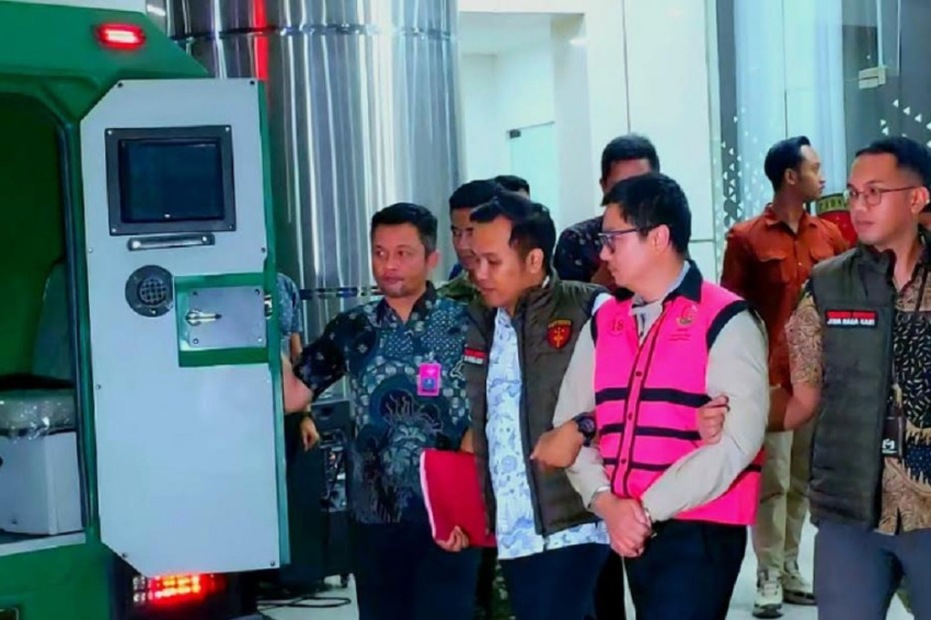 penampakan-andri-mulyono-pakai-rompi-tahanan-usai-jadi-tersangka-baru-pengadaan-motor-listrik-bgn-wpf