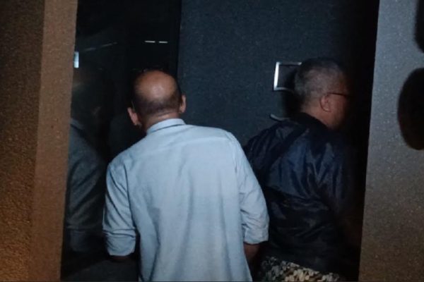 penyidik-kpk-datangi-rumah-silmi-karim-di-brawijaya-jaksel-ywc