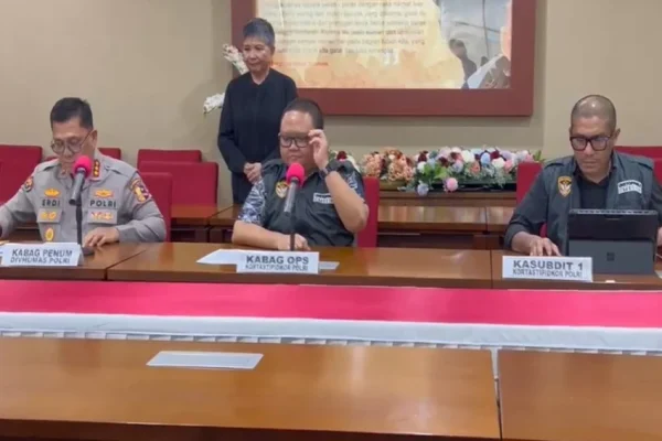 polisi-tetapkan-3-mantan-pejabat-pertamina-niaga-dan-samin-tan-tersangka-jual-beli-bbm-gsd