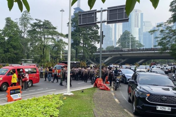 polisi-tutup-sementara-jalan-sudirman-imbas-demo-mahasiswa-di-bundaran-hi-gjx