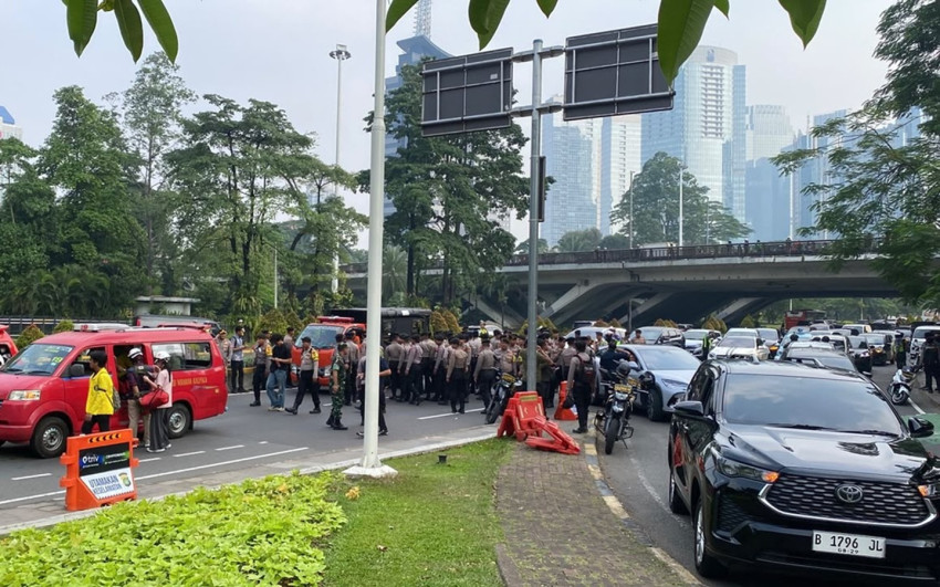 polisi-tutup-sementara-jalan-sudirman-imbas-demo-mahasiswa-di-bundaran-hi-gjx