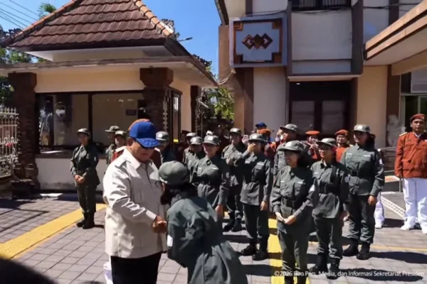 prabowo-tinjau-srmp-17-tabanan-disambut-yelyel-hingga-tari-kecak-dari-siswa-sxz