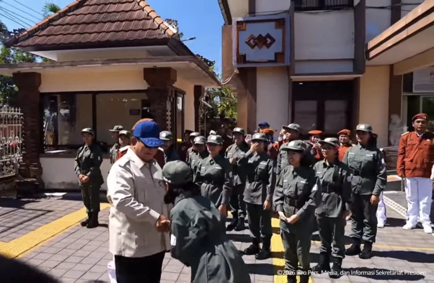 prabowo-tinjau-srmp-17-tabanan-disambut-yelyel-hingga-tari-kecak-dari-siswa-sxz