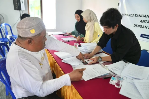 puluhan-keluarga-di-hss-miliki-kepastian-hukum-atas-tanahnya-lewat-reforma-agraria-badan-bank-tanah-qur