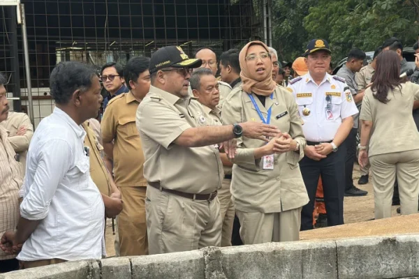 rano-karno-tinjau-lokasi-jalan-ambles-di-lenteng-agung-minta-bahu-jalan-juga-diperbaiki-lzt