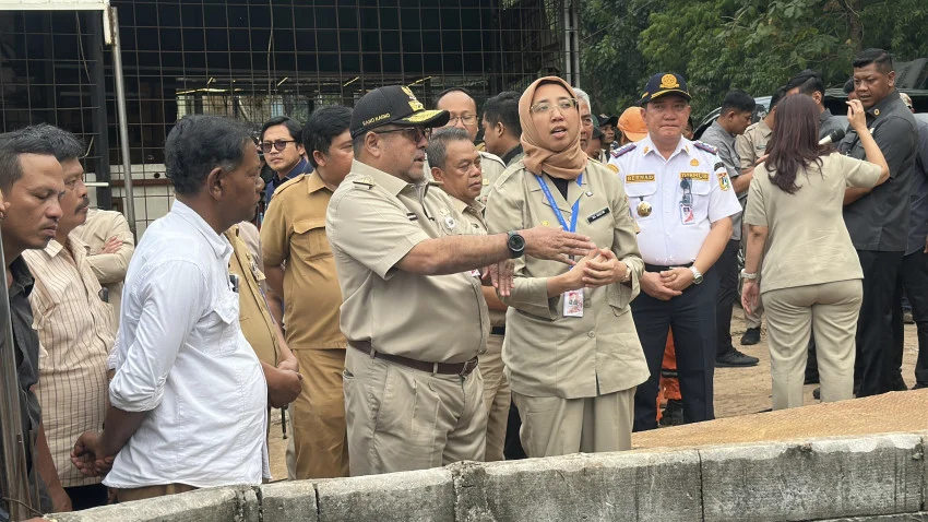 rano-karno-tinjau-lokasi-jalan-ambles-di-lenteng-agung-minta-bahu-jalan-juga-diperbaiki-lzt