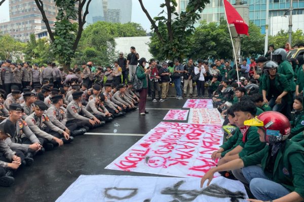 ratusan-mahasiswa-uhamka-diadang-polisi-saat-hendak-demo-ke-monas-uqc