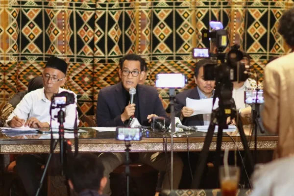 refly-harun-pertanyakan-nasib-kasus-roy-suryo-cs-sudah-30-kali-wajib-lapor-kasus-belum-jelas-eya