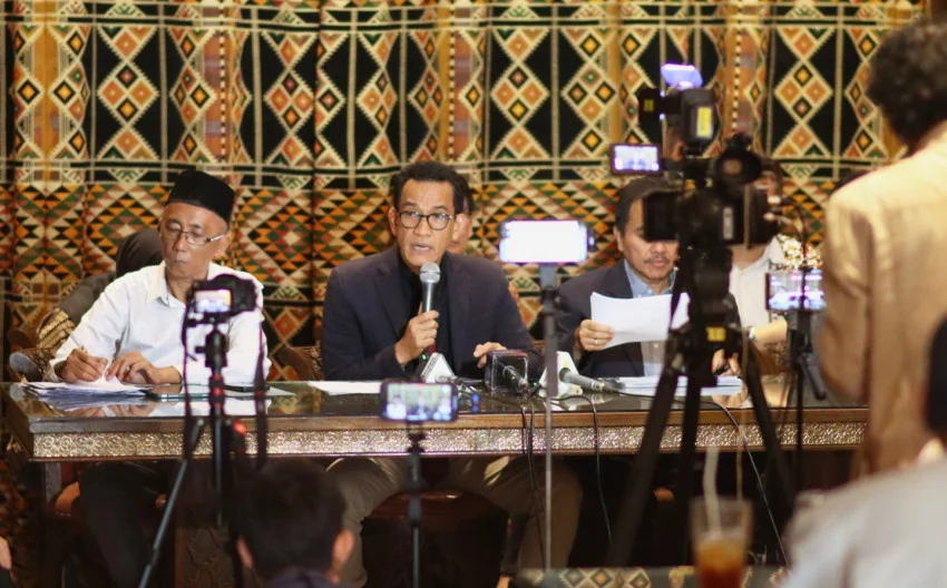 refly-harun-pertanyakan-nasib-kasus-roy-suryo-cs-sudah-30-kali-wajib-lapor-kasus-belum-jelas-eya
