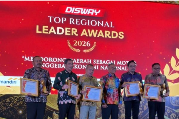 rudy-susmanto-raih-penghargaan-bergengsi-dalam-pengembangan-infrastruktur-dan-konektivitas-daerah-terbaik-owf