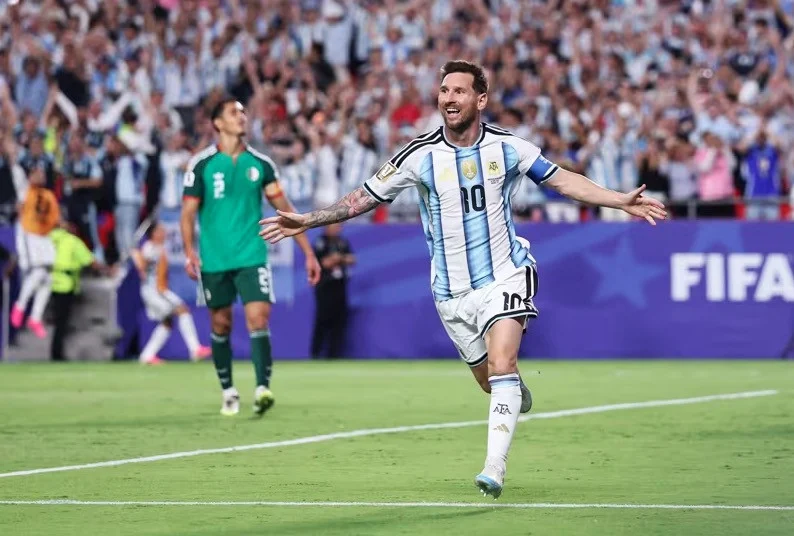 start-mulus-argentina-hajar-aljazair-30-lewat-brace-messi-vpt