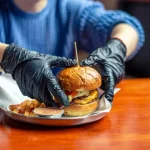 stop-pakai-sarung-tangan-plastik-saat-makan-ini-bahayanya-bagi-kesehatan-lev