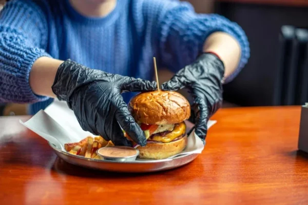 stop-pakai-sarung-tangan-plastik-saat-makan-ini-bahayanya-bagi-kesehatan-lev