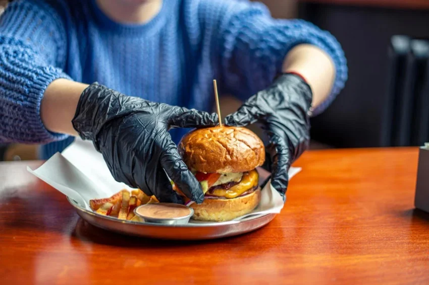 stop-pakai-sarung-tangan-plastik-saat-makan-ini-bahayanya-bagi-kesehatan-lev