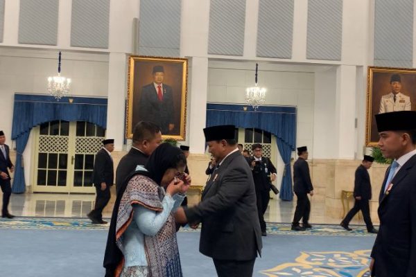 tangis-nanik-s-deyang-pecah-setelah-dilantik-prabowo-sebagai-kepala-bgn-qot