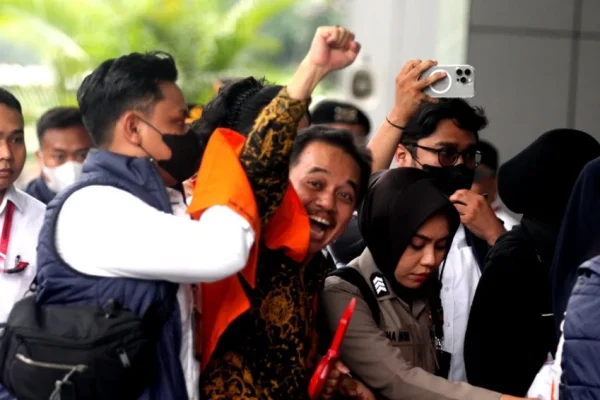 tegas-roy-suryo-dan-dokter-tifa-menolak-restorative-justice-dalam-kasus-ijazah-jokowi-daz