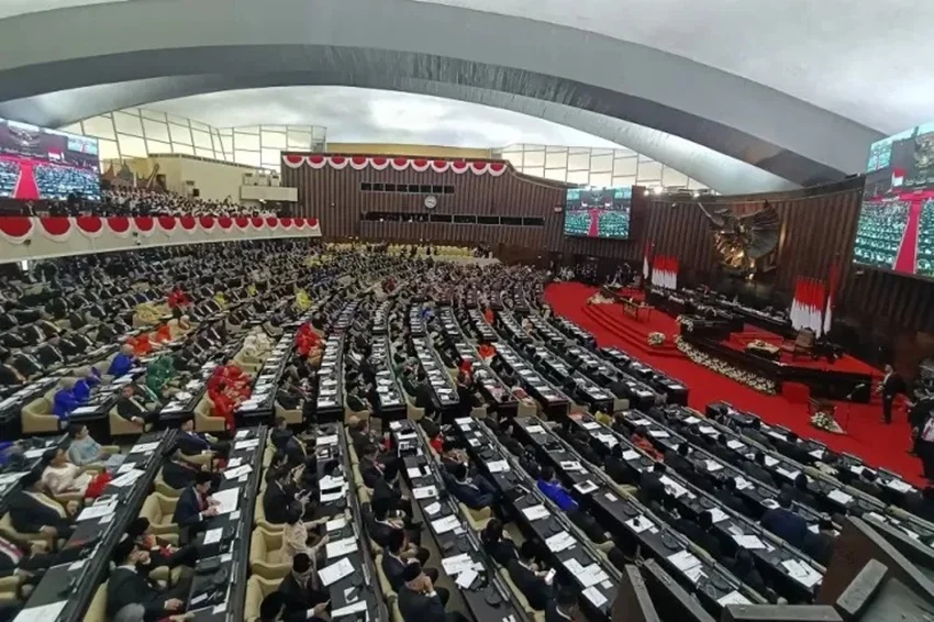 tok-dpr-sahkan-ruu-polri-jadi-uu-fku