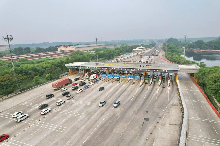 tol-trans-jawa-ramai-saat-libur-waisak-ribuan-kendaraan-padati-gerbang-tol-utama-uki