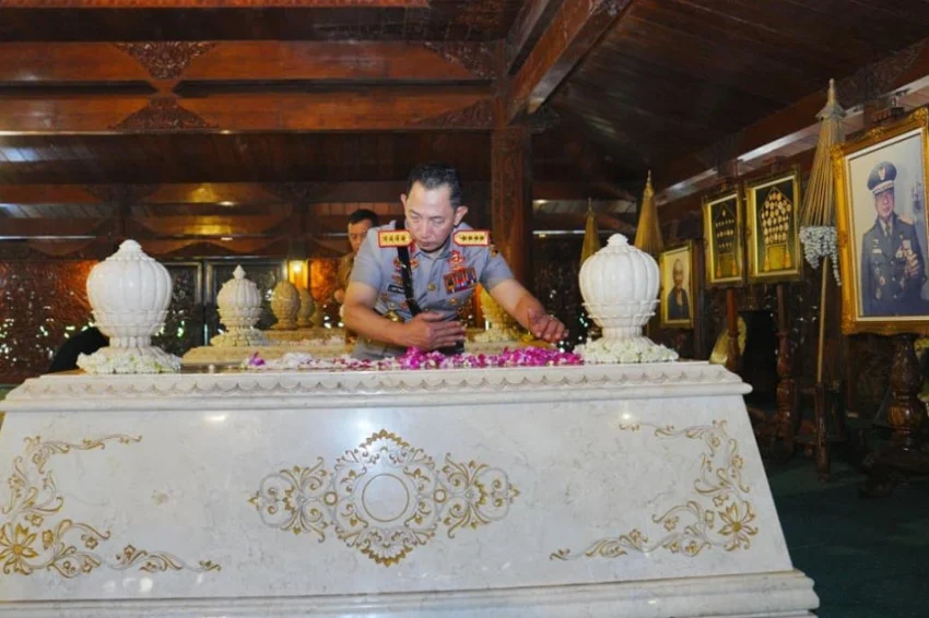 usai-ziarah-ke-makam-soekarno-dan-gus-dur-kapolri-tabur-bunga-di-makam-soeharto-kkz