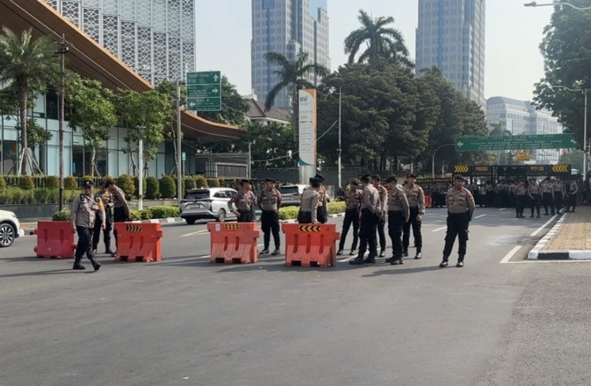 ada-demo-mahasiswa-di-jalan-medan-merdeka-selatan-arus-lalin-dialihkan-wws