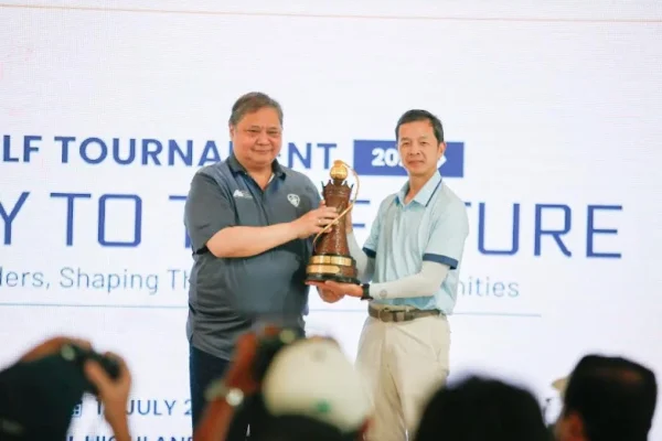 aei-golf-tournament-2026-resmi-ditutup-airlangga-hartarto-ini-bagian-silaturahmi-lingkungan-pasar-modal-zru