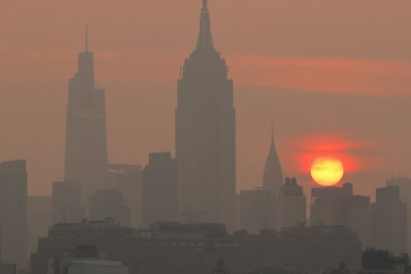 asap-kebakaran-hutan-kanada-serbu-new-york-trump-ancam-beri-tarif-baru-igh