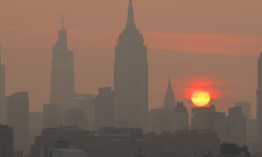 asap-kebakaran-hutan-kanada-serbu-new-york-trump-ancam-beri-tarif-baru-igh