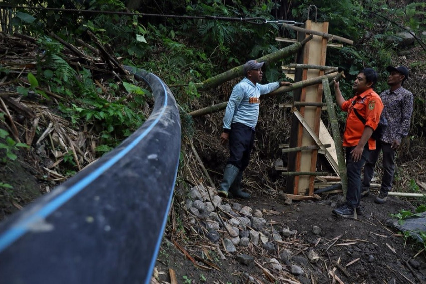 bnpb-pulihkan-akses-air-bersih-di-merapi-dengan-pipanisasi-sepanjang-30-km-nxa