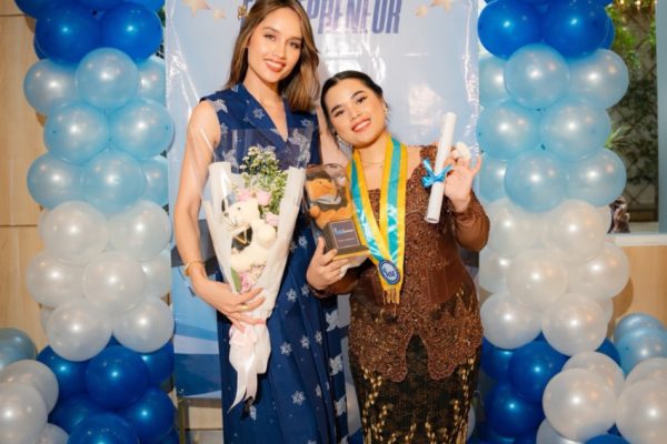 cinta-laura-biayai-sekolah-asisten-hingga-lulus-sma-alasannya-bikin-haru-kle
