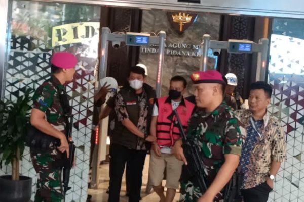 don-ritto-pakai-rompi-oranye-resmi-jadi-tahanan-kejaksaan-agung-wgy