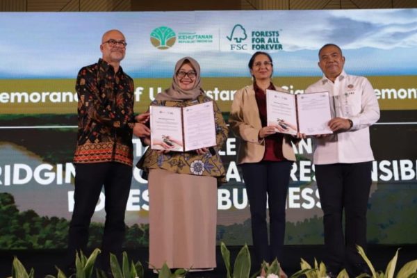 dorong-daya-saing-ekspor-kemenhutfsc-perkuat-sinergi-sertifikasi-hutan-wxk