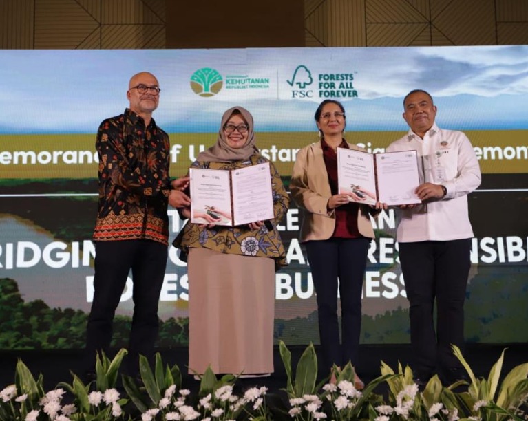 dorong-daya-saing-ekspor-kemenhutfsc-perkuat-sinergi-sertifikasi-hutan-wxk