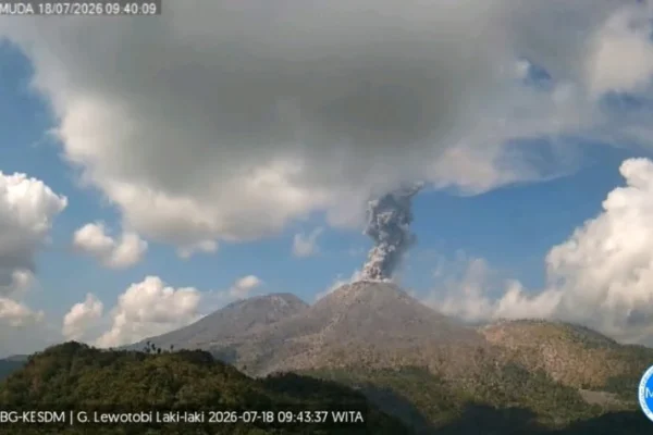 gunung-lewotobi-lakilaki-erupsi-lagi-semburkan-kolom-abu-1000-meter-tfy