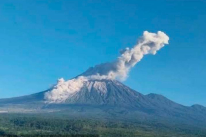 gunung-semeru-erupsi-luncurkan-awan-panas-guguran-sejauh-3500-meter-yrx