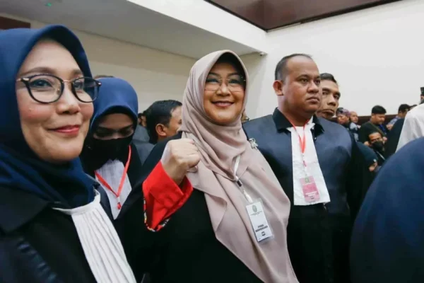 hadapi-sidang-ijazah-jokowi-dokter-tifa-galang-dana-lewat-jual-buku-xlf