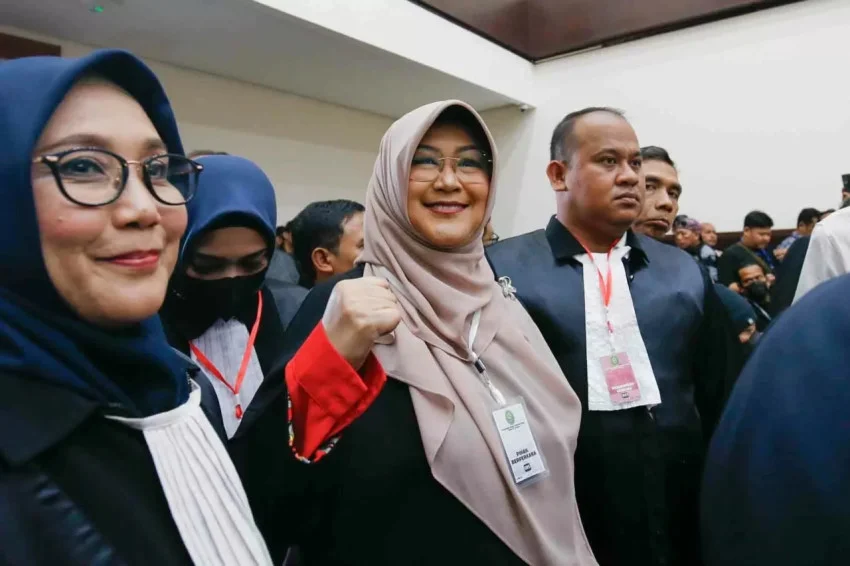 hadapi-sidang-ijazah-jokowi-dokter-tifa-galang-dana-lewat-jual-buku-xlf
